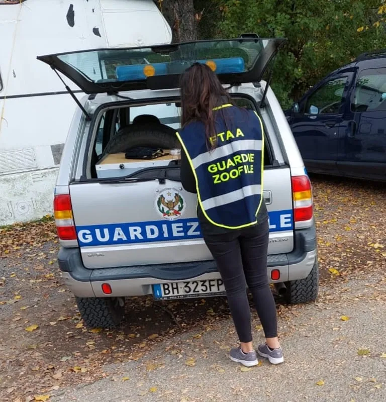 Due volontari durante un pattugliamento in area boschiva
